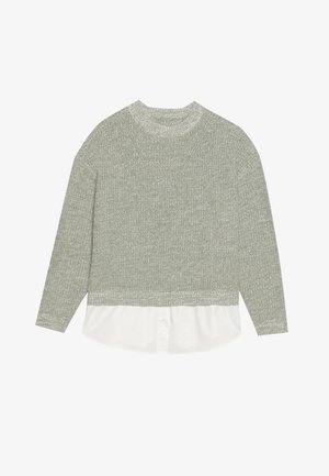 Heled roheline kudum, ümmarguse kaelusega, pika varrukaga ja tekstuuriga viimistlusega, kantud valge nööpidega särkhemi üle.