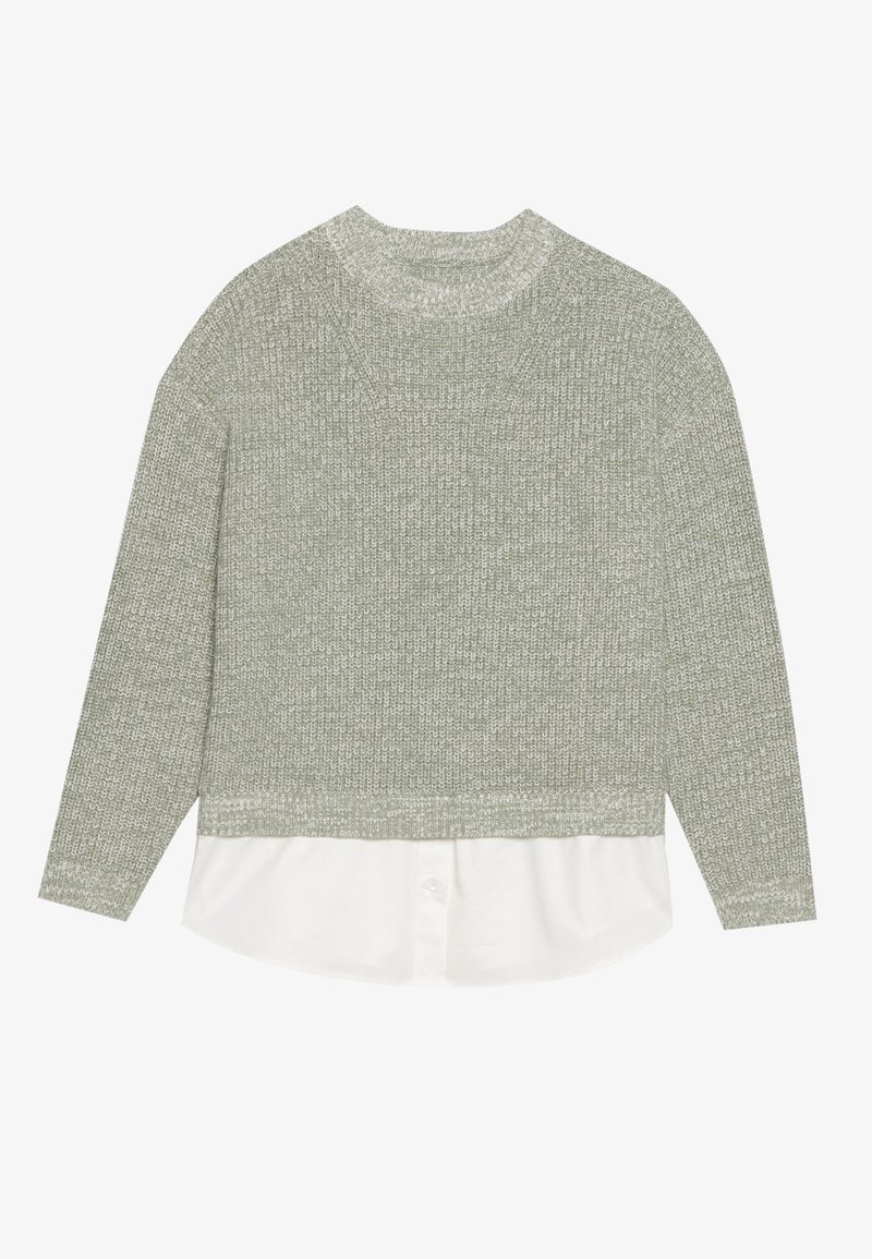Pull en maille vert clair avec un col rond, des manches longues et une finition texturée, superposé à un ourlet de chemise blanche à boutonnage.