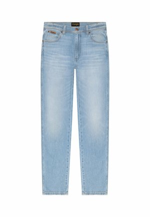 Lichtblauwe jeans met rechte pijpen, voorzakken, riemlussen, knoopsluiting en een Wrangler-merkembleem op de tailleband.