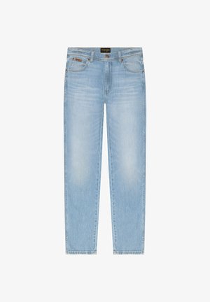 Jasnoniebieskie jeansy o prostych nogawkach z przednimi kieszeniami, szlufkami na pasek, zapięciem na guzik oraz metką marki Wrangler na pasku talii.