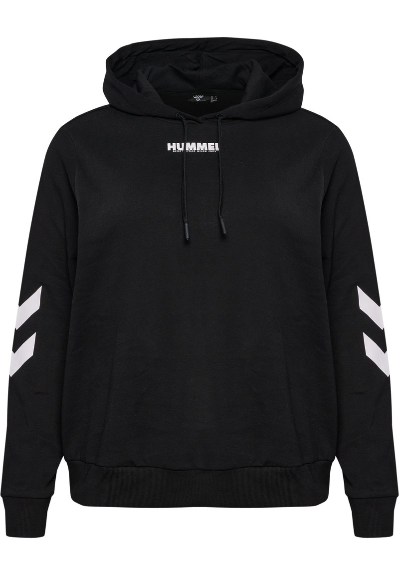 Zwarte hoodie met een logo aan de voorkant met de tekst "HUMMEL." Beschikt over trekkoorden, lange mouwen en witte chevronaccenten op de mouwen.