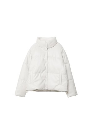 Witte gewatteerde jas met hoge kraag, knoopsluiting aan de voorkant, lange mouwen en zijzakken, afgebeeld op een witte achtergrond.