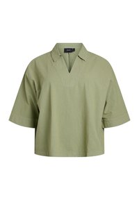 Maglietta a maniche corte color verde oliva con vestibilità rilassata, scollo a V e tessuto testurizzato. Presenta un colletto ribattuto e dettagli cuciti.