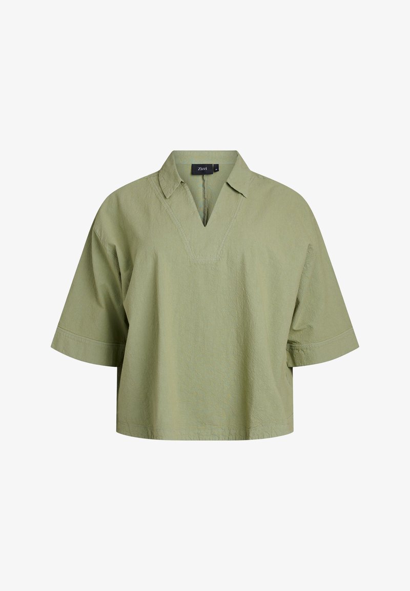 Maglietta a maniche corte color verde oliva con vestibilità rilassata, scollo a V e tessuto testurizzato. Presenta un colletto ribattuto e dettagli cuciti.