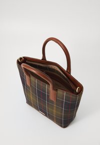 Καφέ tote τσάντα με χερούλια δερμάτινα και σκούρο καρώ σχέδιο που περιλαμβάνει κίτρινες, κόκκινες και πράσινες γραμμές. Διαθέτει κλείσιμο με φερμουάρ και εσωτερικές θήκες.