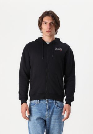 Zwarte hoodie met ritssluiting, gemaakt van zachte stof, voorzien van een kangoeroezak, verstelbare capuchon met trekkoord en een logo op de linkerborst.