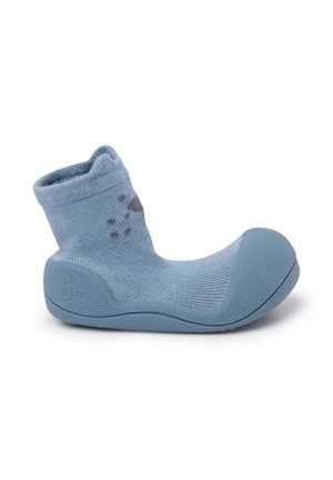Blauwe zachte schoeisel met een flexibele sokachtige bovenkant en rubberen zool. Kenmerkt zich door een ronde neus en een gestructureerde zool voor grip. Accenten met lichte patronen.