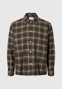 Brūna garu piedurkņu krekliņa ar baltiem pogām, klasiskām apkaklēm un mīkstu auduma tekstūru, novietots uz vienkārša gaiša fona.