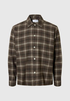 Camicia a maniche lunghe a quadri marrone con bottoni bianchi, colletto classico e una texture di tessuto morbida, esposta su uno sfondo chiaro e semplice.