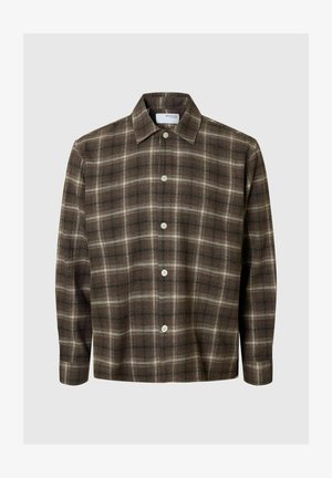 Camicia a maniche lunghe a quadri marrone con bottoni bianchi, colletto classico e una texture di tessuto morbida, esposta su uno sfondo chiaro e semplice.