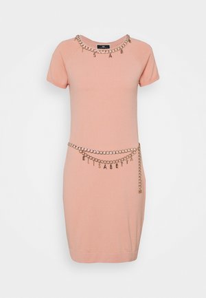 Robe rose à manches courtes, dotée d'un col rond et de chaînes dorées avec des lettres formant le mot « SABAT ». Tissu doux, coupe ajustée.