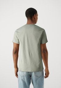 Selected Homme SLHREG CLAUS TEE - Základné tričko - vetiver