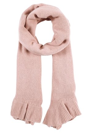 Měkká růžová pletená šála s žebrovanými a řasenými konci, složená do smyčky na bílém pozadí.