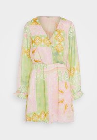 Sukienka kopertowa z długim rękawem w różowe, zielone i żółte kwiatowe oraz geometryczne wzory, z dekoltem w serek i talią podkreśloną drapowaniem.