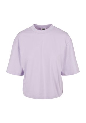 Lys lilla, oversized T-skjorte laget av bomull. Har høy hals og korte ermer med rett kant. Ingen bemerkelsesverdige mønstre eller detaljer.