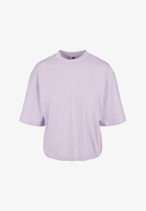 Ljuslila, oversized T-shirt i bomull. Har hög hals och korta ärmar med rak fåll. Inga anmärkningsvärda mönster eller detaljer.