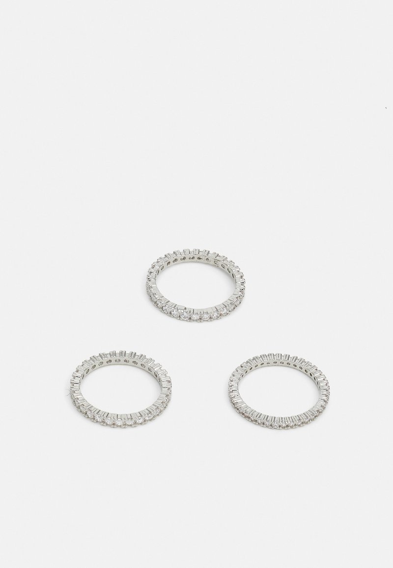 Három ezüstgyűrű átlátszó köbös cirkóniával. Két gyűrű váltakozó vágási stílusú, míg az egyik sima sávval és egy sor kővel rendelkezik.