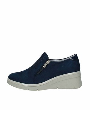 Scarpe in suede blu navy con suola a zeppa, dotate di chiusura con zip e un accento testurizzato nella parte superiore. Suola in gomma per una migliore aderenza.