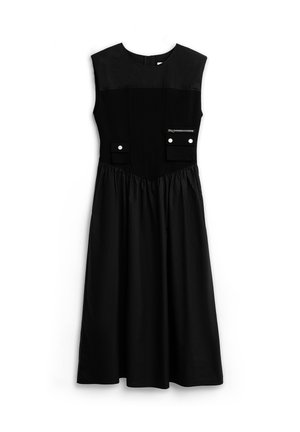 Ärmelloses schwarzes Midikleid mit tailliertem Oberteil, gerafftem Rock, zwei vorderen Klappentaschen mit Knöpfen und einer Reißverschlusstasche an der Brust.