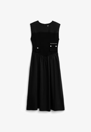 Ärmelloses schwarzes Midikleid mit tailliertem Oberteil, gerafftem Rock, zwei vorderen Klappentaschen mit Knöpfen und einer Reißverschlusstasche an der Brust.