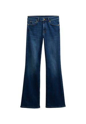 Vaqueros de campana en azul oscuro, hechos de denim, que cuentan con un diseño estándar de cinco bolsillos con herrajes metálicos y un botón y cremallera en la cintura visibles.