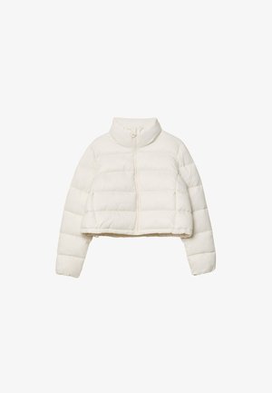 Kratka jakna iz puhovke v mehki smetanasti barvi, z visokim ovratnikom, polnim zadrgo in prešito vzorcem s horizontalnimi črtami.