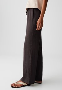 OPUS HIGH RISE LONG WIDE FIT CRINKLE - Broek - midnight brown