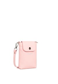 Sac à bandoulière en simili cuir rose avec une fermeture à rabat, matériel en argent et un logo en relief subtil à l'avant. Forme rectangulaire compacte.