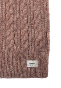 Bruine gebreide wol sjaal met kabelpatroon en een klein rechthoekig Pepe Jeans London label dat vlakbij de onderrand is genaaid.