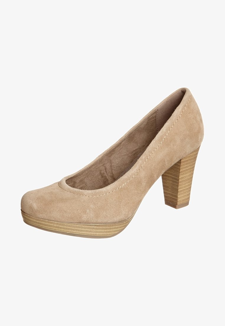 Chaussure à talon haut pour femme en daim beige, avec bout arrondi et talon épais en bois empilé, vue latérale en angle sur fond blanc.