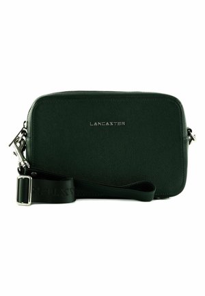 Borsa a tracolla verde in pelle con superficie testurizzata, hardware argentato e tracolla regolabile. Presenta il logo "Lancaster" in rilievo sul fronte.