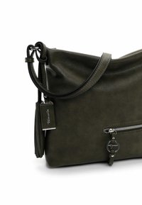 Borsa a tracolla in pelle verde oliva con design morbido, tasca con zip, hardware in argento, dettaglio con nappina e tracolla removibile.