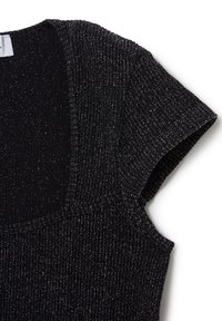 Top negro texturizado con patrón de canalé y mangas cortas. El material incluye hilos brillantes para un sutil efecto de brillo.