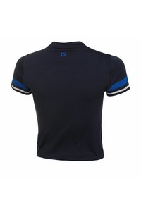 Camiseta deportiva de manga corta en azul marino oscuro con acentos a rayas azules y blancas en las mangas; textura suave, diseño ajustado, logo cerca del cuello.