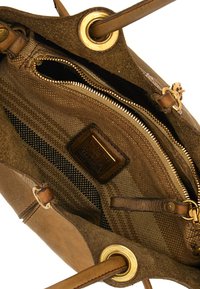 Borsa in pelle marrone con una superficie morbida e testurizzata. Presenta accessori in oro, scomparti con zip e una fodera interna a motivo.