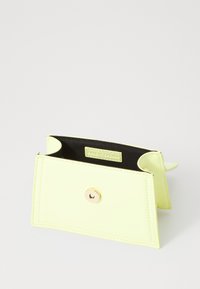 Portefeuille compact en simili cuir jaune néon, avec fermeture à pression, bords cousus, et intérieur noir avec étiquette logo.