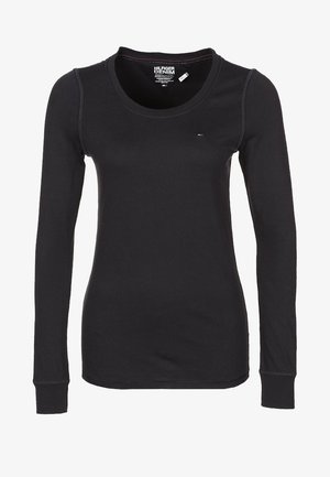 Czarna longsleeve T-shirt wykonana z bawełny. Posiada okrągły dekolt, subtelne akcenty w postaci szwów oraz małe logo na piersi.