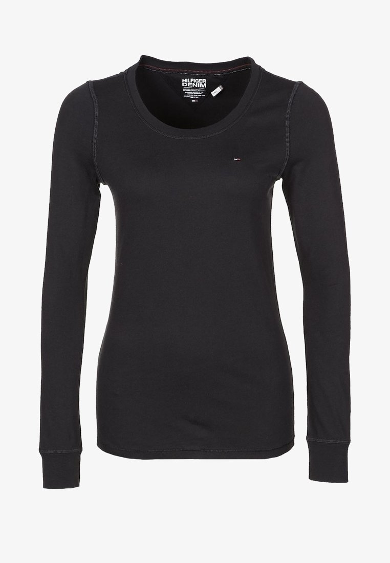 Czarna longsleeve T-shirt wykonana z bawełny. Posiada okrągły dekolt, subtelne akcenty w postaci szwów oraz małe logo na piersi.