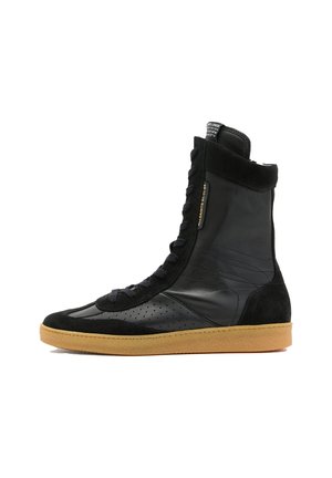 Czarne skórzane sneakersy typu high-top z zamszowymi akcentami, sznurowane z przodu, z perforowanym wzorem i gumową podeszwą. Posiadają wyściełany kołnierz.