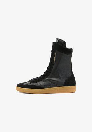 Schwarze Leder-Hochtop-Sneaker mit Wildleder-Akzenten, Schnürung vorne, durch perforiertes Design und Gummisohle. Verfügt über einen gepolsterten Schaft.