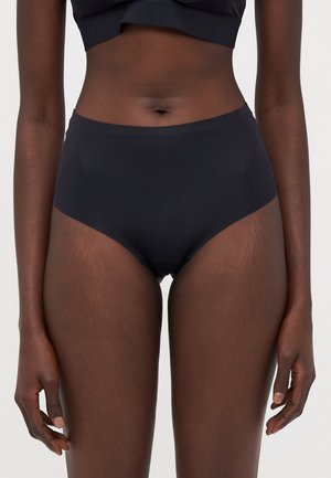 Bas de bikini noir taille haute en tissu lisse et mat. Présente un design épuré et simple sans matériel visible ni embellissements.