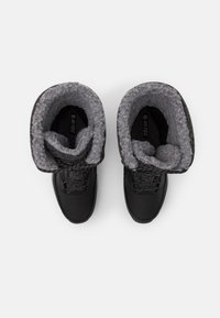 Schwarze wasserdichte Stiefel mit grauem Fleece-Futter und strukturiertem grauem Stoff am Kragen. Mit schwarzen Schnürsenkeln und einer robusten Gummisohle.