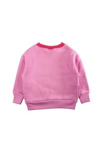 Sweat-shirt rose avec un col arrondi, bordure contrastante rouge, manches longues et texture douce. Design uni sans motifs ni ornements.
