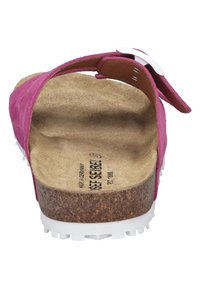 Fuchsiové semišové sandály s korkovou stélkou, bílou gumovou podrážkou a bočním přezkovým uzávěrem pro nastavitelnou velikost. Hladký vnitřní povrch, konturovaný tvar.