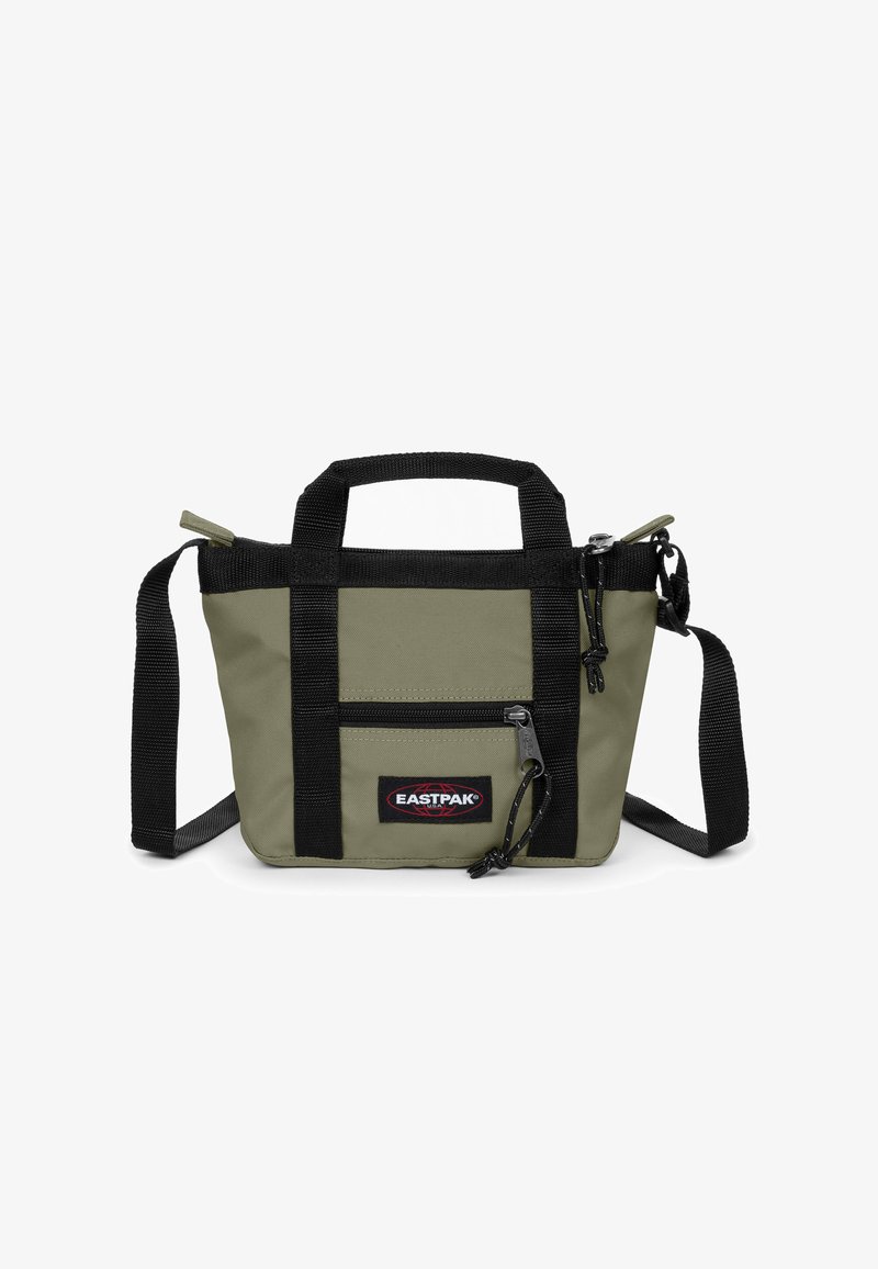 Kleine olijfgroene en zwarte Eastpak schoudertas met een voorzak met rits, dubbele handvatten en een verstelbare schouderband op een witte achtergrond.