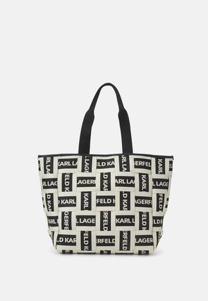 Torba typu tote z czarno-białym wzorem tkanym, na którym powtarza się napis „KARL LAGERFELD” oraz czarnymi materiałowymi uchwytami.