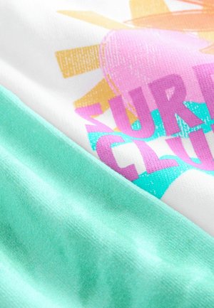 Katoenen stof in het wit met een pastel grafisch ontwerp met gele, roze en turquoise elementen. Zacht turquoise materiaal langs de rand.