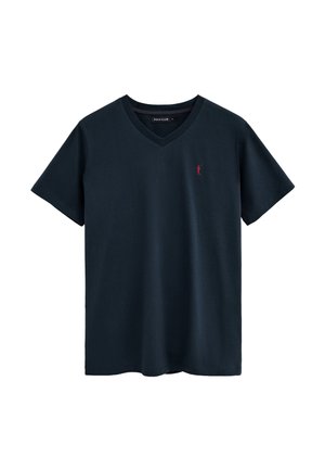 Camiseta de manga corta y cuello en V en azul marino con un pequeño logo bordado en rojo de un jugador de polo en el lado izquierdo del pecho.