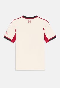 Balta sportinė marškinė su raudonais ir juodais akcentais. Trumpomis rankovėmis, apvademis juodos spalvos. Nugarinėje pusėje yra logotipas ir metai '1974' raudona spalva.