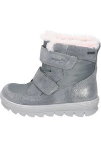 Szare zimowe buty z rzepami, zamszowa i syntetyczna cholewka, puszysta różowa podszewka oraz teksturowana gumowa podeszwa z akcentami brokatowymi.